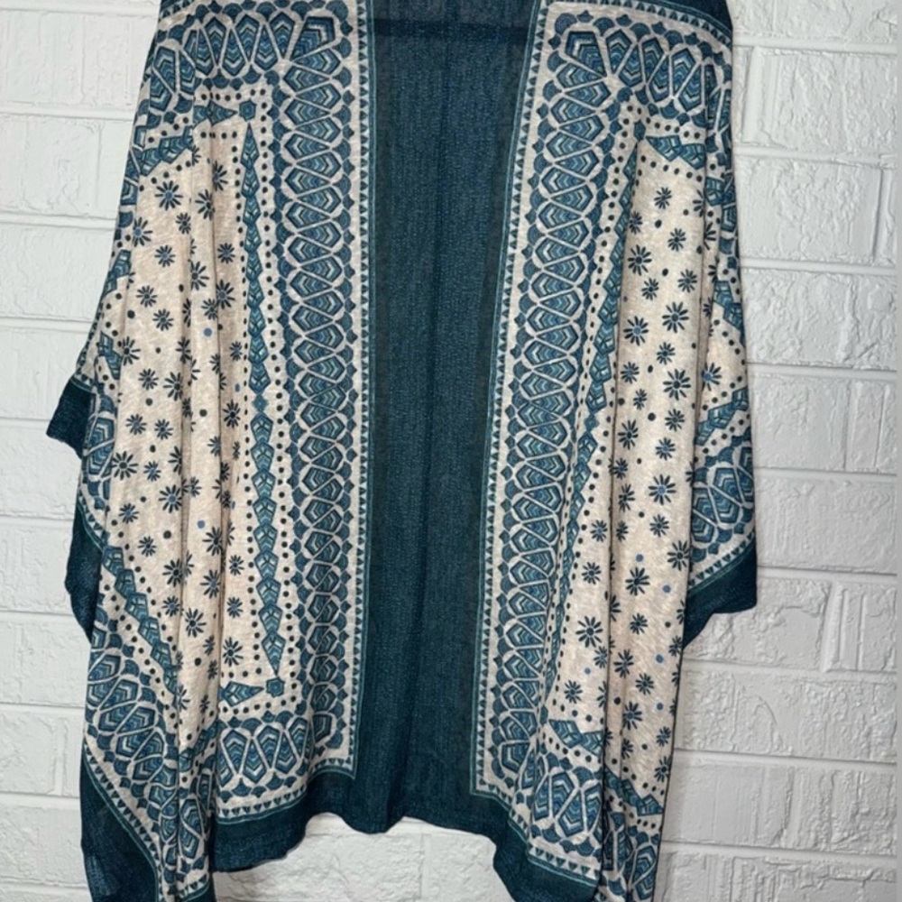 Blue and Cream Women's Kimono - Picture 2 of 8